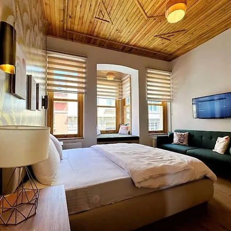 Refurbished Triplex In Taksim Feriehus