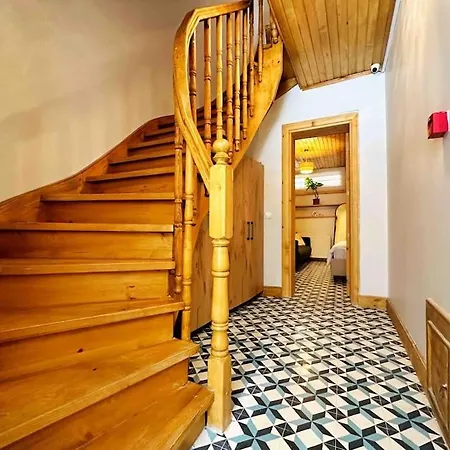 Refurbished Triplex In Taksim Feriehus *