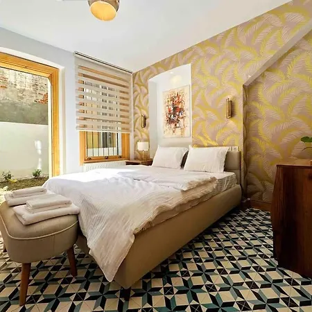 Refurbished Triplex In Taksim Holiday home