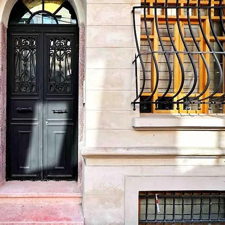Refurbished Triplex In Taksim * 伊斯坦布尔